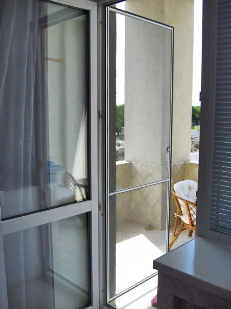 Москитная дверь МД 32. Москитная сетка на балконную дверь. Москитная дверь на балкон. Москитная сетка на пластиковые двери на балкон.