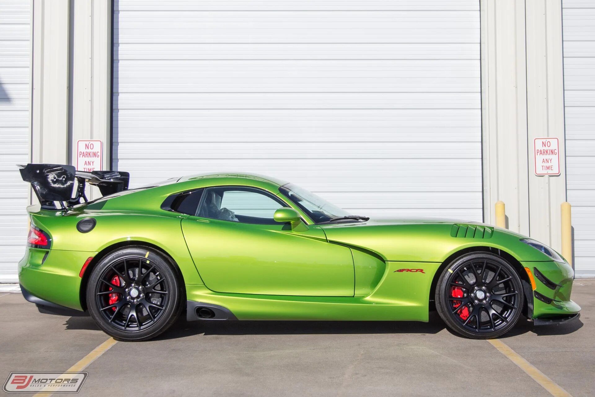 Viper green. Додж Вайпер 2017. Dodge Viper ACR 2017. Додж Вайпер АСР 2016. Dodge Viper ACR 2017 Snakeskin.