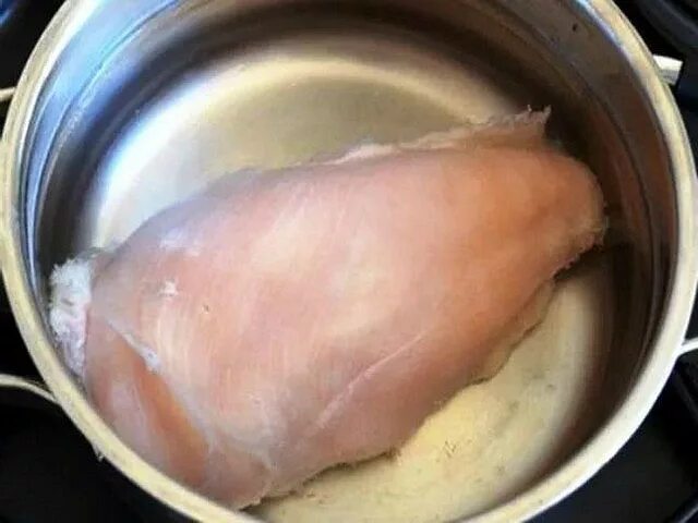 Отварить куриное филе. Отваривание филе курицы. Куриная грудка в кастрюле. Куриное филе в кастрюле.
