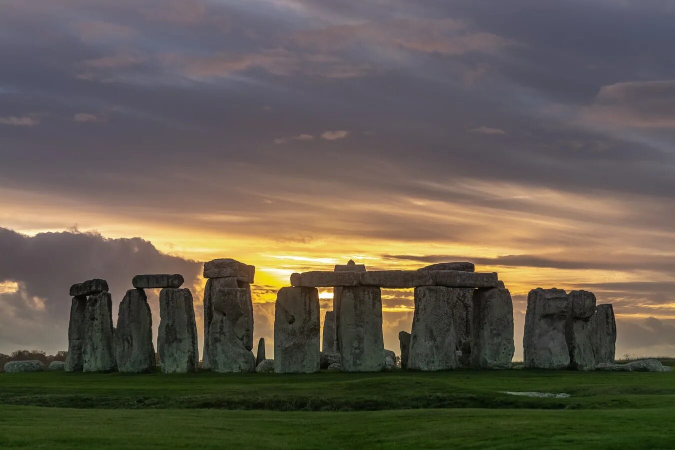 The famous stonehenge. Стоунхендж - Эйвбери, Великобритания. Стоунхендж Великобритания 2022. Стоунхендж всемирное наследие. Стоунхендж и Эйвбери в ЮНЕСКО.