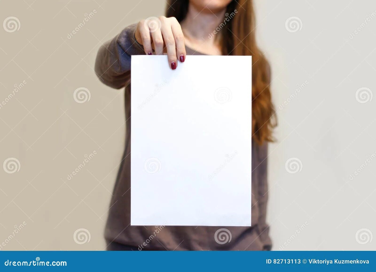 Чистый лист толстая. Девушка с листом бумаги. Женщина с бумажкой в руках. Девушка с листком. Девушка с листом бумаги в руках.