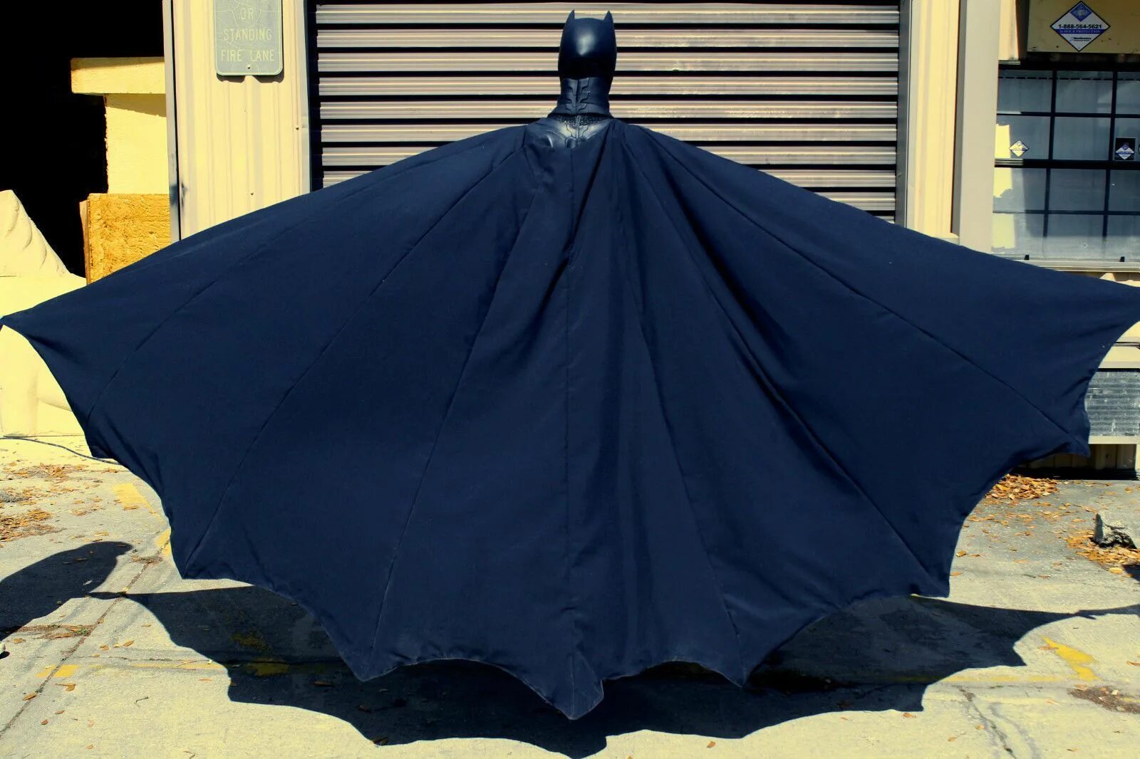 Плащ Бэтмена. Мантия Бэтмена. Плащ Бэтмена со спины. Человек в костюме летучей мыши. Batman cape