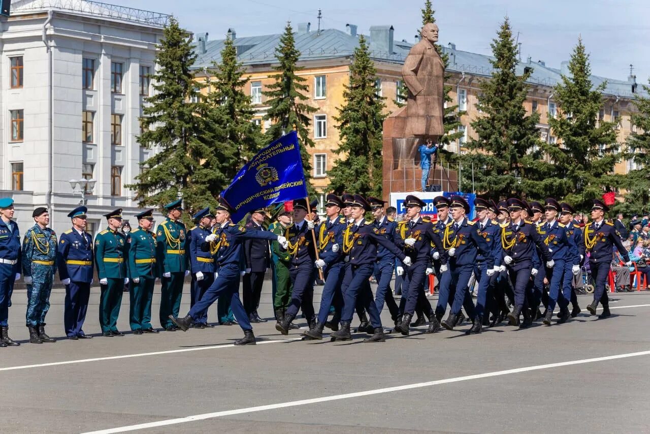 Кировский пожарно спасательный колледж Киров. Парад в Кирове. Парад Победы в Кирове. Парад 9 мая Киров. Кировский пожарно спасательный полицейский