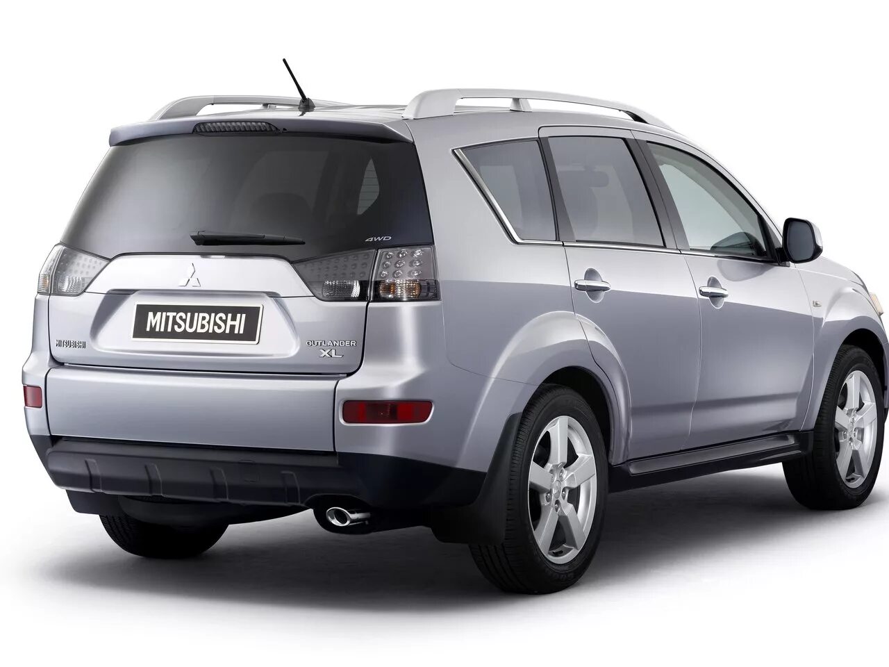 Mitsubishi outlander 5. Митсубиси Аутлендер 2. Mitsubishi Outlander 2 XL. Mitsubishi Outlander XL 2 поколение. Mitsubishi Outlander 2007.