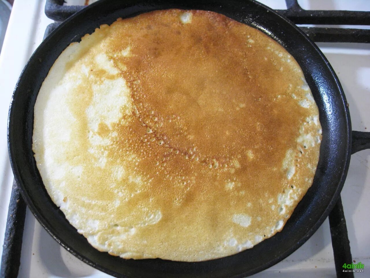 блины на сковороде. блинная сковородка блины. можно ли жарить на блинной сковороде. блины на сковородке. блинница гардарика 22.