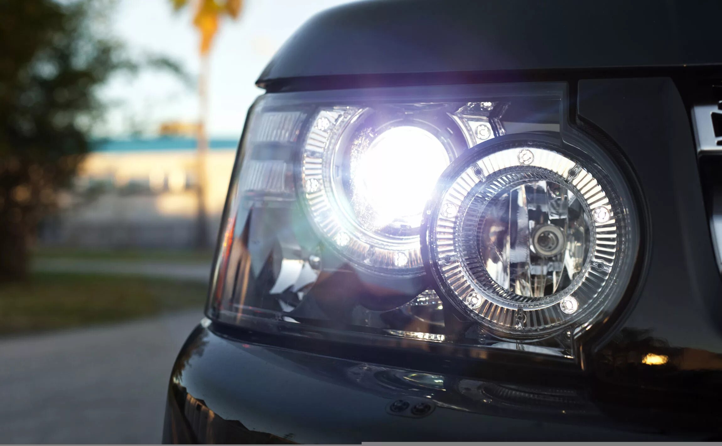 Фара рендж ровер спорт 2008. Фары рендж ровер. Фара range rover sport 2011. Ходовые огни на ленд ровер дискавери 4. Фара рендж ровер спорт 2010.