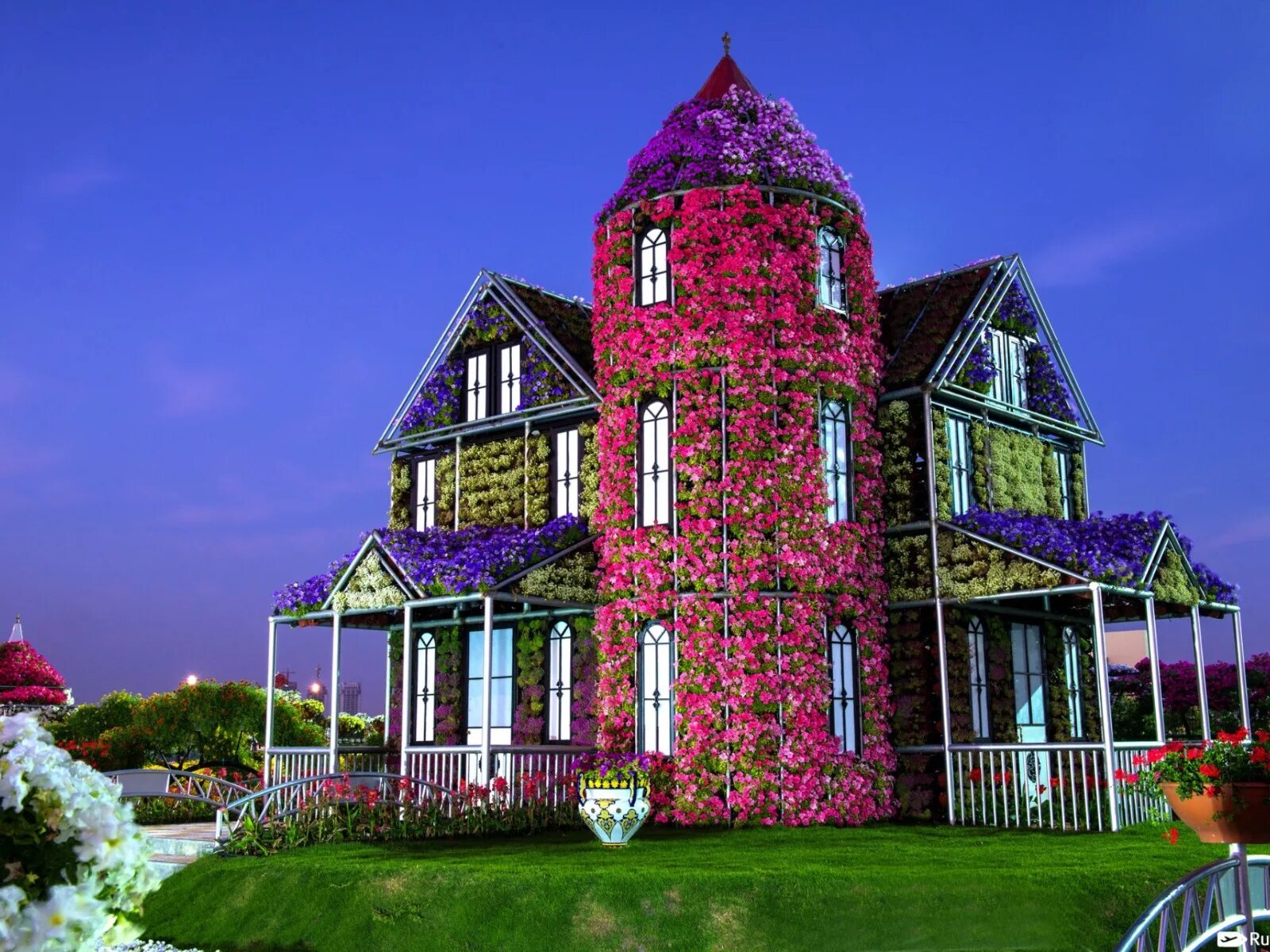 Miracle Garden Дубай. Гарден парк Дубай. Парк цветов Miracle Garden. Dubai Miracle Garden замок.