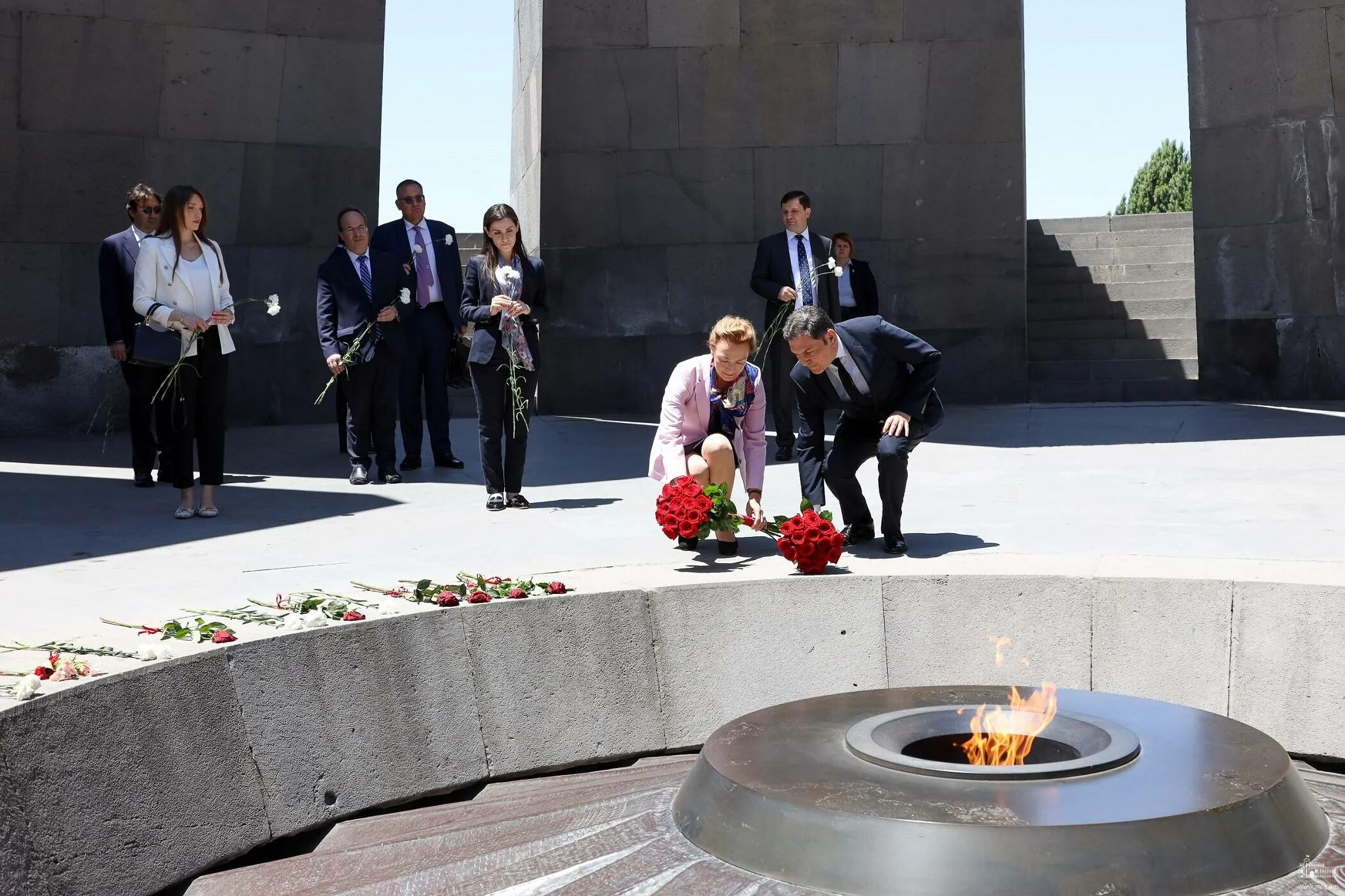 Геноцид армян память. Музей геноцида армян Арарат. В музее геноцида армян вечный огонь. Цицернакаберд в Ереване. Мемориал Цицернакаберд.