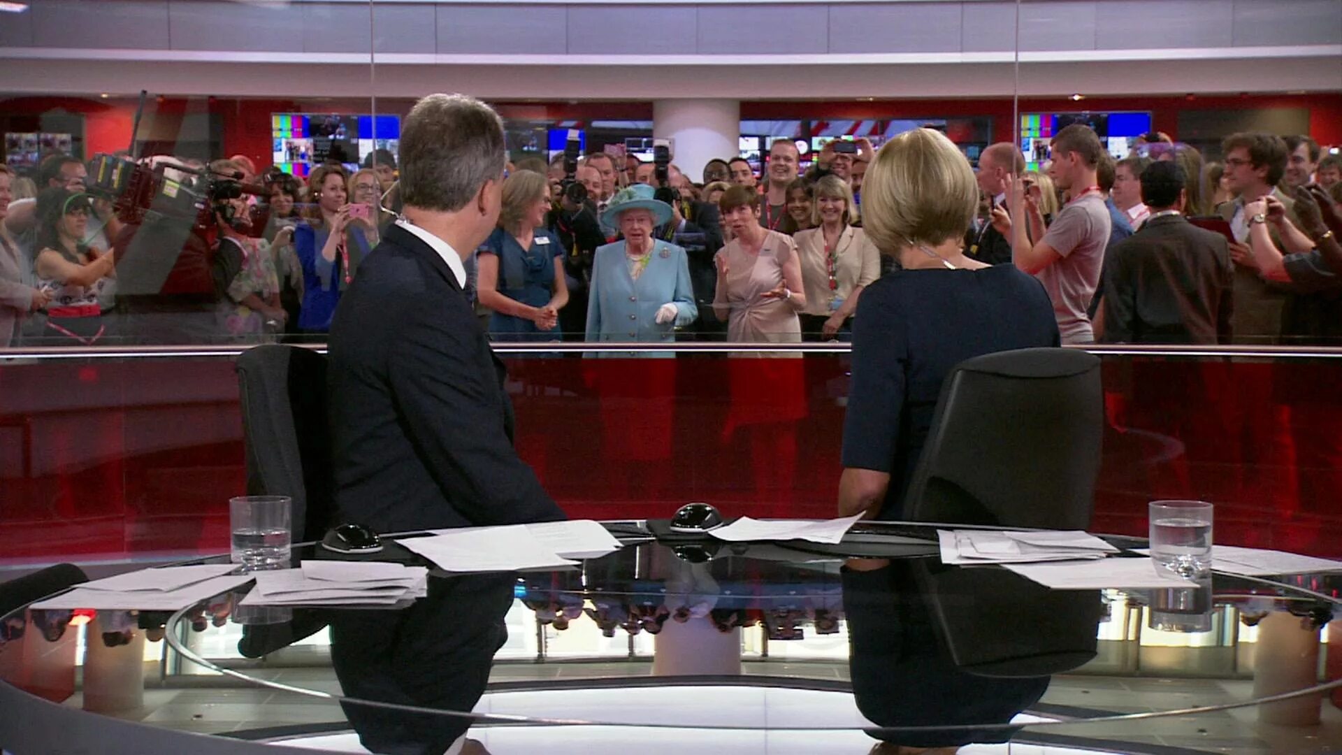 Diana magnay sky news. Новости bbc студия. Журналисты великобритании. Bbc news логотип. Читать новости бибиси.