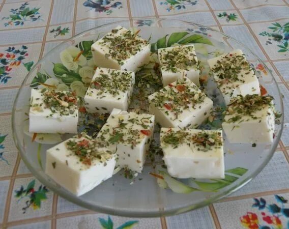 Запекается ли брынза. Запеченная брынза. Печеная брынза. Запеченная брынза. Фета запеченная с помидорами.