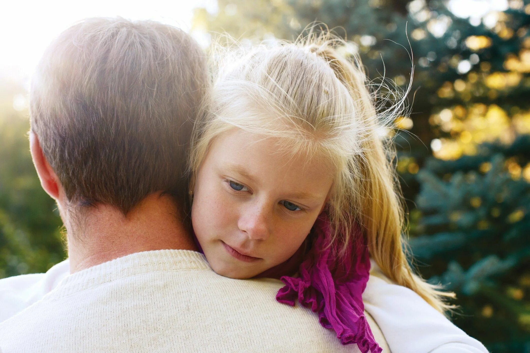 His loving daughter. Touching девочки. Daddy and дочь. Литтле даугхтер.