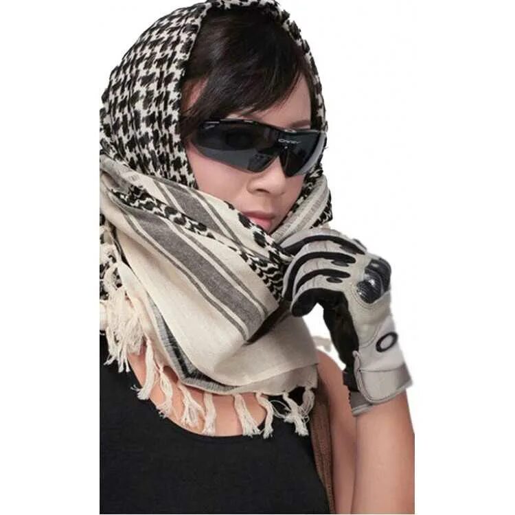 Способы завязывания шарфов на шее для мужчин. Шарф-капюшон с пуховиком мужским. Как завязывать лицо шарфом. Платок на лицо. Арафатка женская.