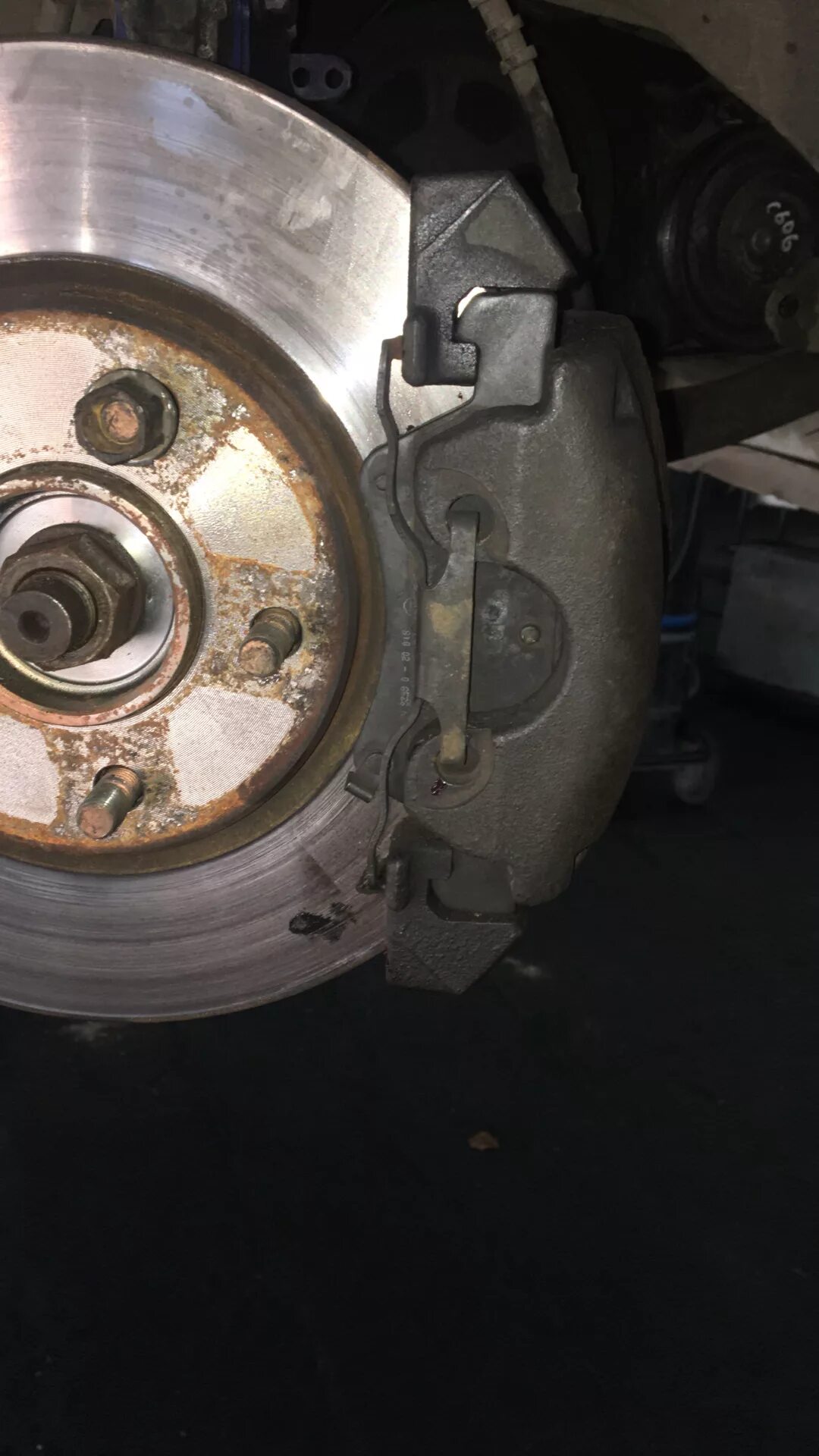 Суппорта додж караван. Dodge caravan 1999 2.4 суппорт. суппорт додж караван 2.4 2001. пружина суппорта dodge caravan. направляющие суппорта додж караван 2.4.