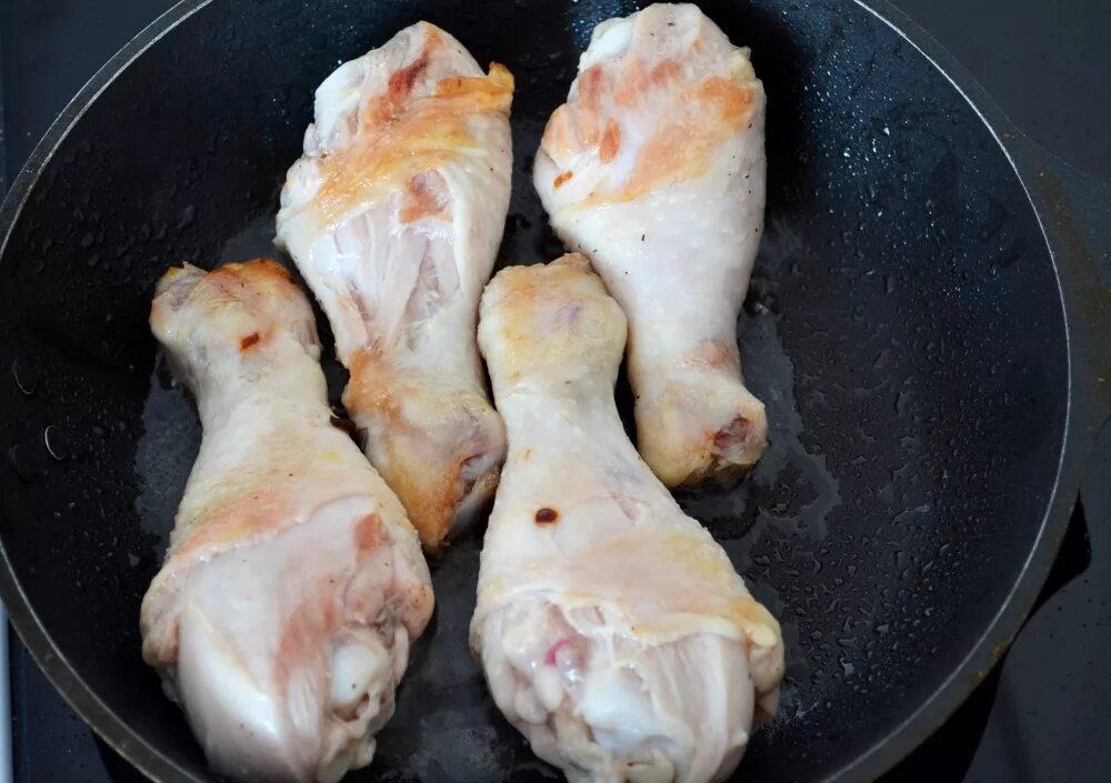 Голень на сковороде рецепт. Куриные окорочка на сковороде. Фаршированные голени курицы на сковороде. Фаршированные куриные ножки на сковороде. Вареные куриные ножки.