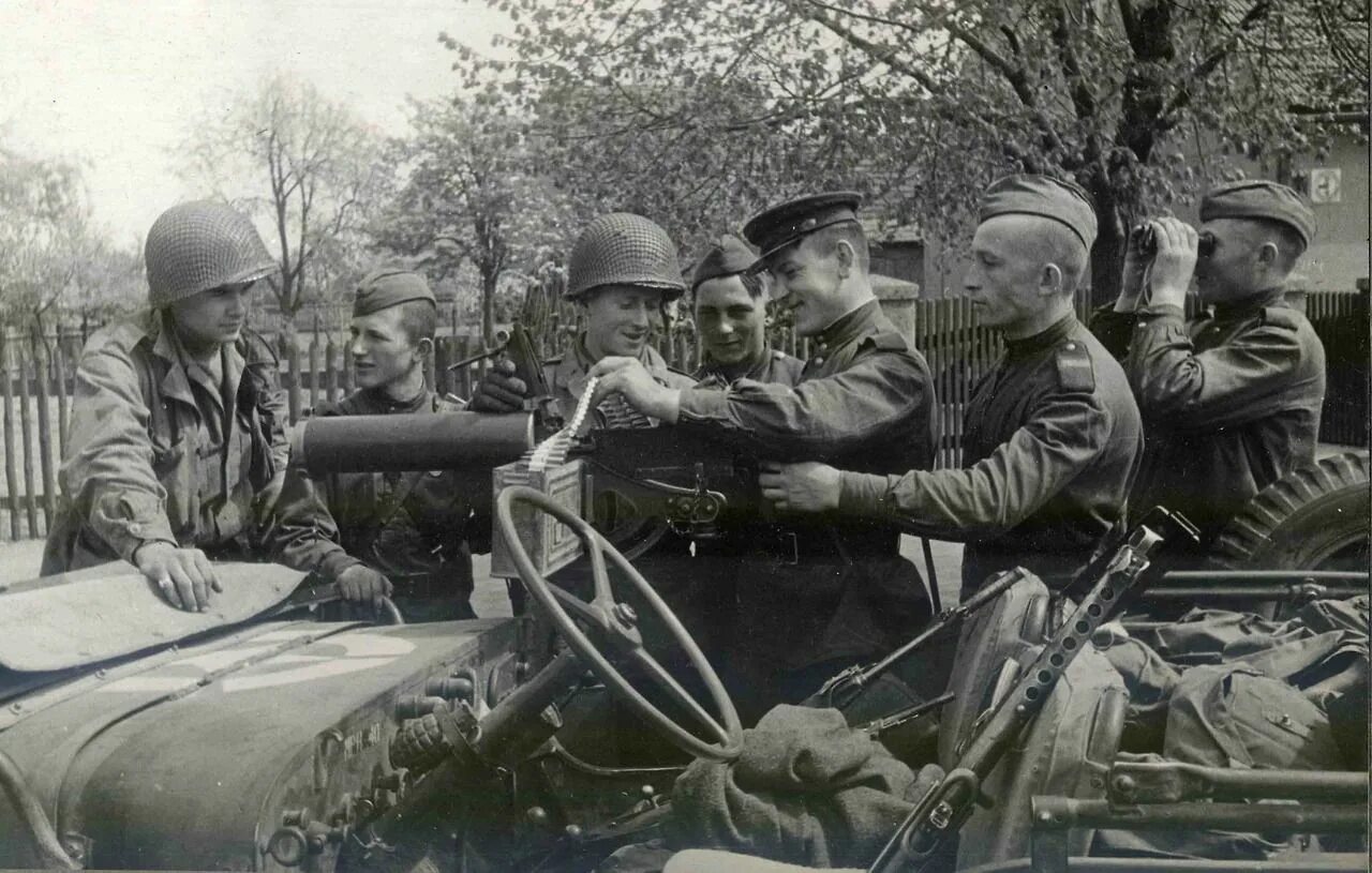 Советские солдаты на войне 1941-1945. Встреча на Эльбе 1945 год.
