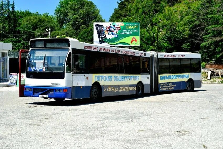 Маршрутки гагра. Автобус Гагра. Автобус 5 Гагра. Сочи Абхазия автобус. Автовокзал Гагра Абхазия.