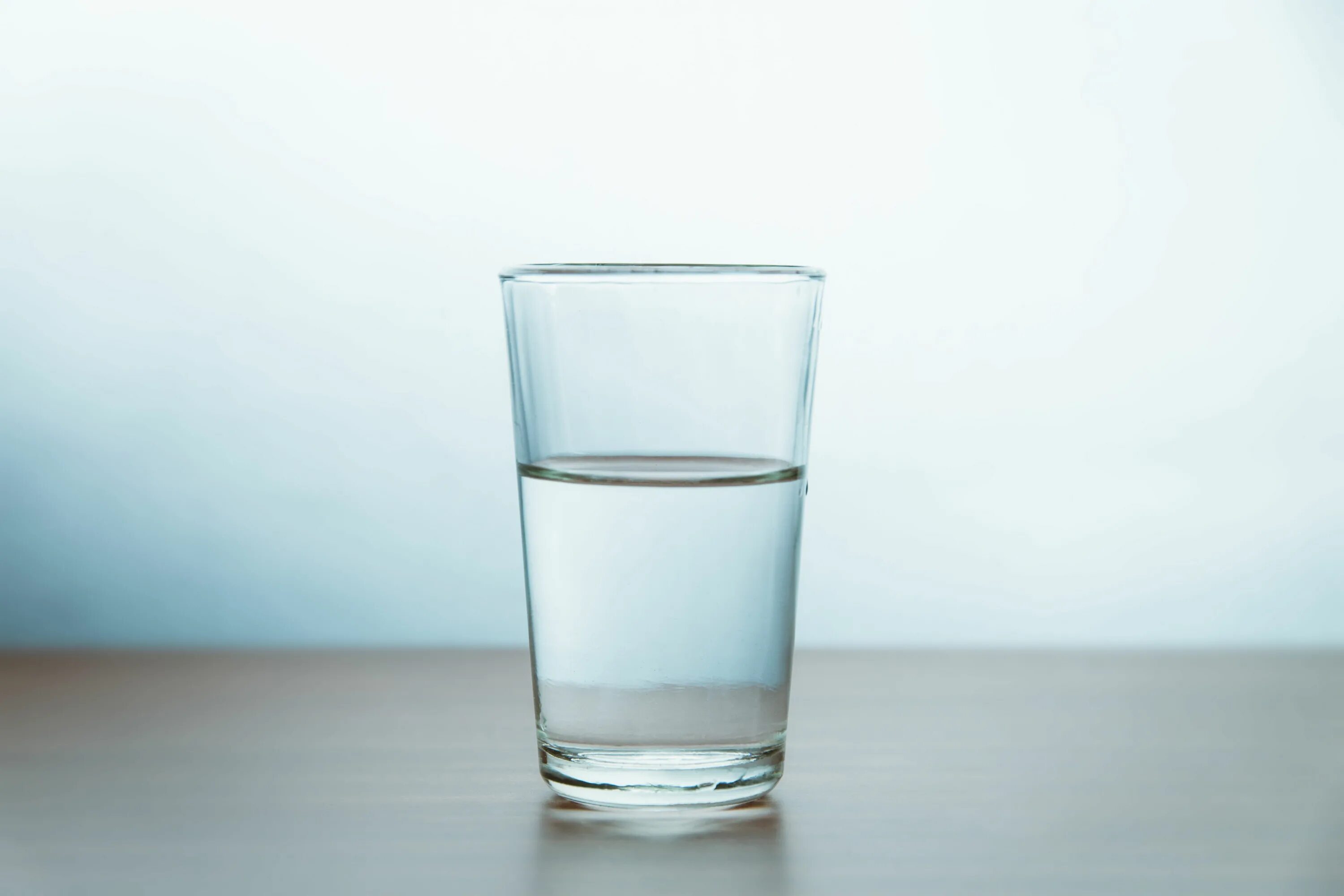 Вода стакан салфетка. Стакан воды. Стакан воды на белом фоне. Вода в вазе. Полный стакан воды на белом фоне.