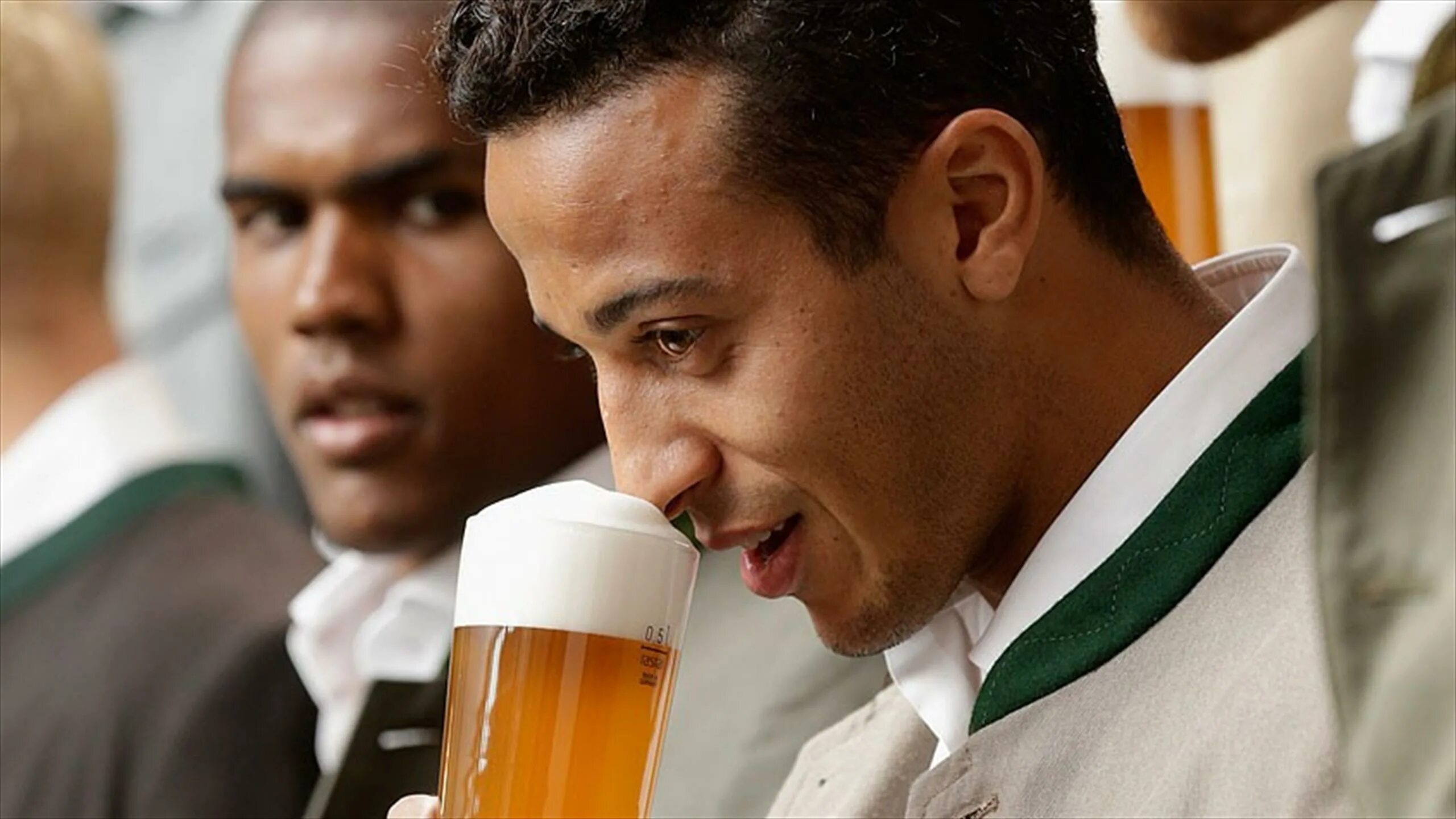 Пиво после 11. Пить пиво. Спортсмен пьет пиво. Профессиональные спортсмены которые пьют пиво. Индус с пивом.