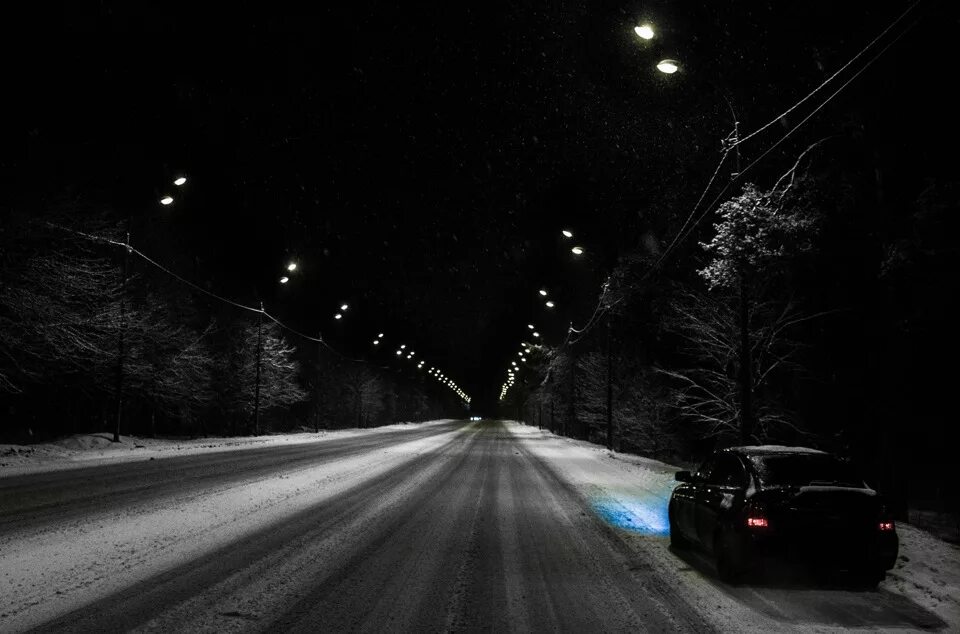 Дорога ночью. Дорога зима ночь. Машина ночью на дороге. Трасса ночью зимой. Темнота раннего зимнего