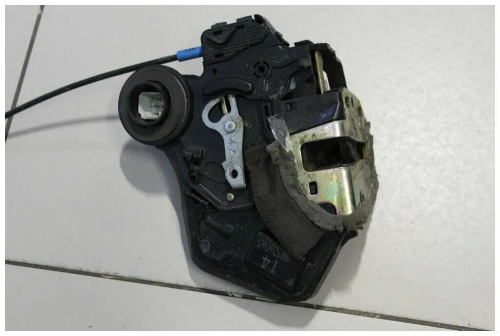 замок на двери багажника на тойота прадо 120. замок багажника прадо 120. замок задней двери прадо 120. замок багажника toyota prado 150. замок крышки багажника тойота прадо 120.