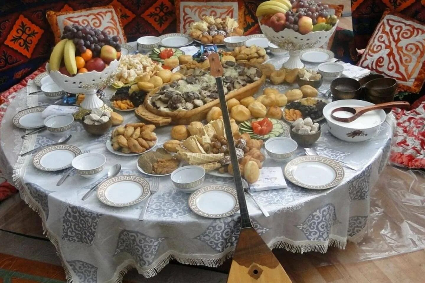 Какие блюда на наурыз. Бешбармак казахский дастархан. Казахская кухня дастархан. Юрта дастархан. Казахский национальный стол.