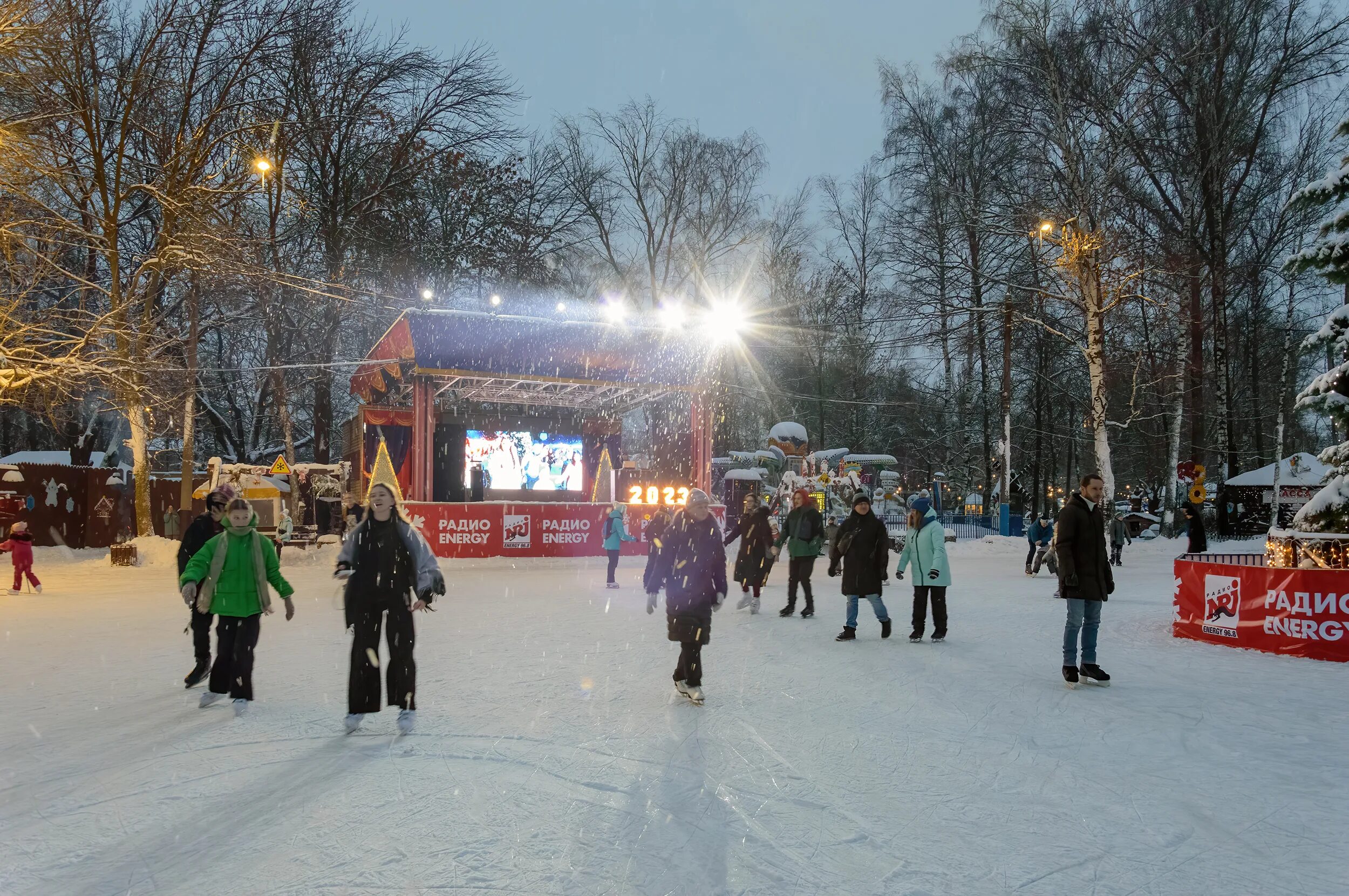 Каток парк 1 мая нижний. Парк 1 мая каток. Каток в парке 1 мая Нижний Новгород. Каток в Лысьве в парке Пушкина. Каток в парке Швейцария.