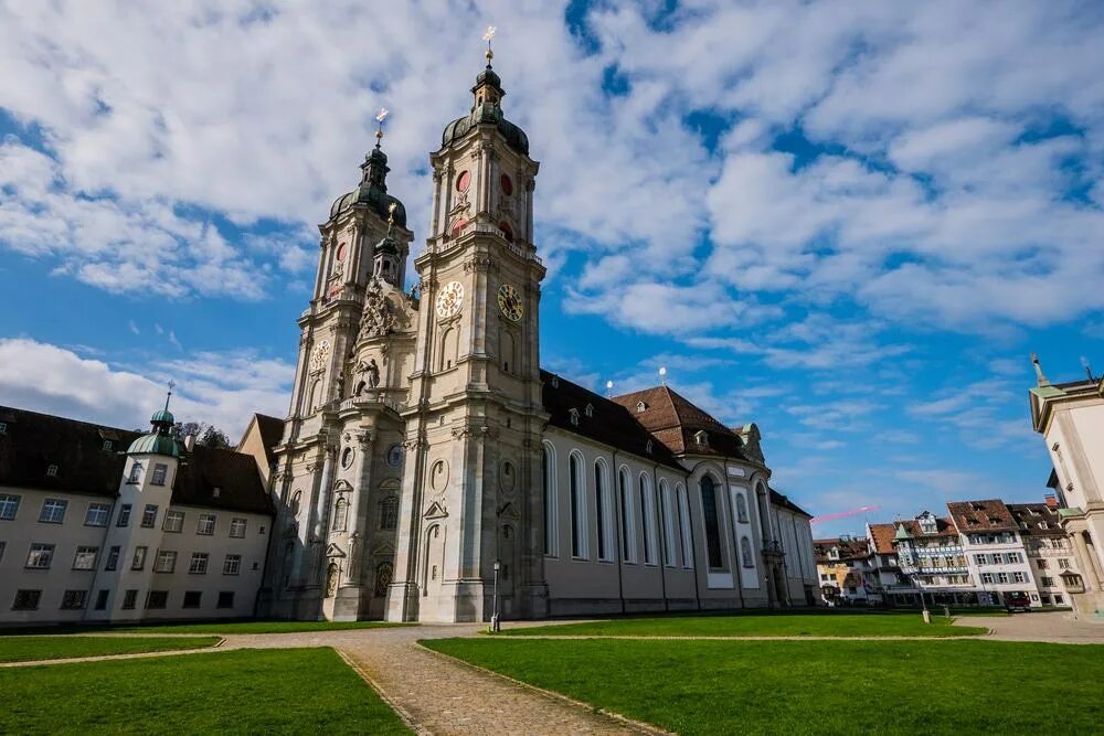 Самый крупный монастырь в европе. Монастырь Санкт Галлен. Монастырь св. Галла (Санкт-Галлен). Библиотека монастыря Святого Галла. Монастырь Святого Галла в Швейцарии.