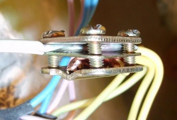 Соединение электрическое металлическое. Болтовое соединение кабеля 4х25. Зажим соединения проводов медь алюминий 3 провода. Болтовое соединение меди и алюминия. Соединительная клемма алюминий медь Electrovolt.