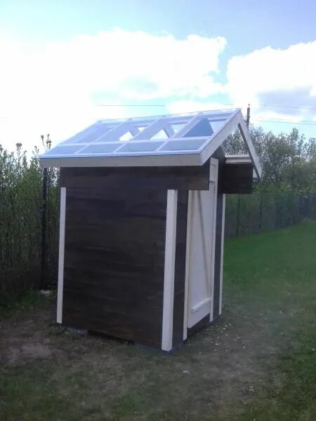 Купить крышу для туалета. Дачный туалет с прозрачной крышей. Туалет с прозрачной крышей на даче. Деревянный туалет с прозрачной крышей. Крыша в туалете из карбоната.