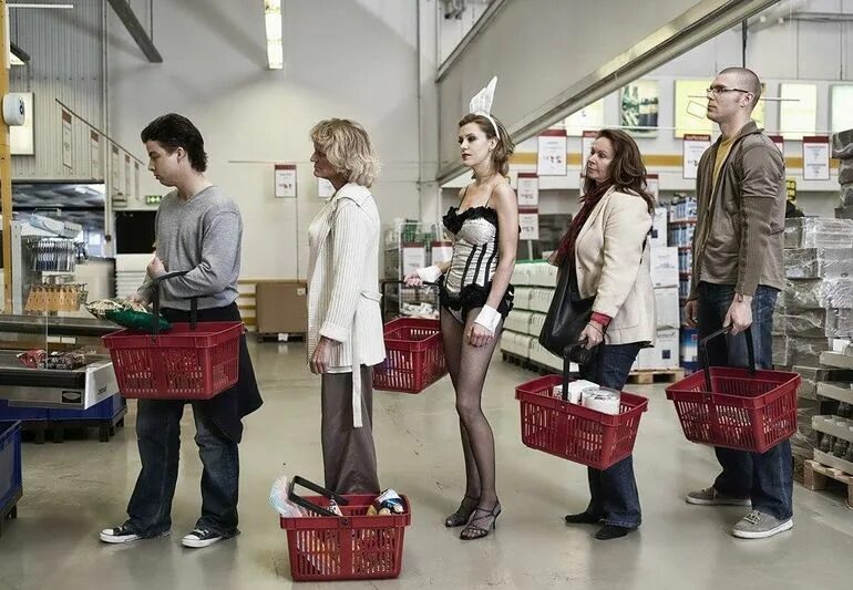 Женщины в очереди. Человек толпы. Покупатель в магазине. Люди в очереди в магазин. Толпа очередь.