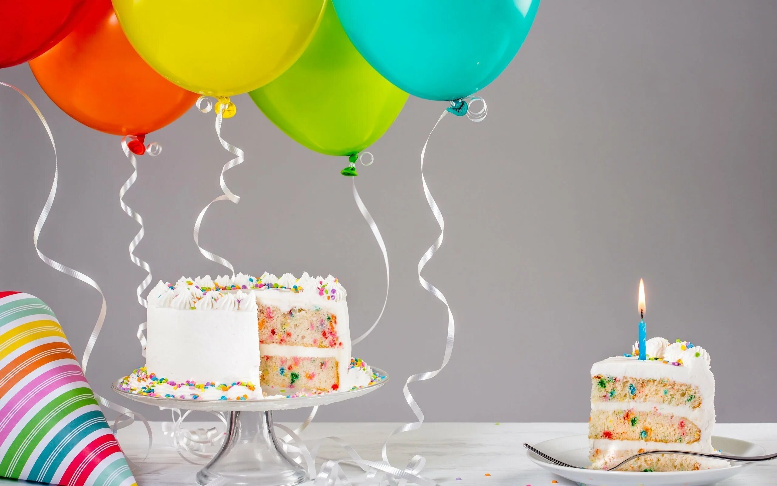 С днем рождения. Торт с днем рождения!. Открытки с тортом и шарами. Фон с днем рождения.