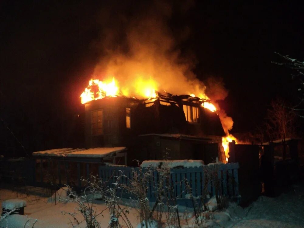 Что сейчас горит в родниках. Пожар в Кривошеино Томской области. Пожар в доме. Пожар в Зубцове. Пожар в селе Баткат.