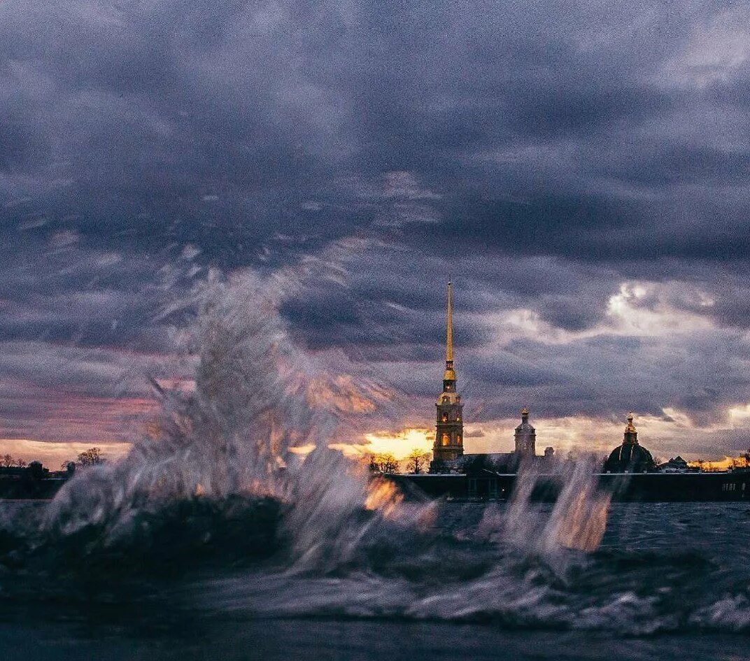 Теперь волны поднимались выше балкона море шло. Шторм на Неве в Санкт-Петербурге. Шторм финского залива Санкт-Петербург.