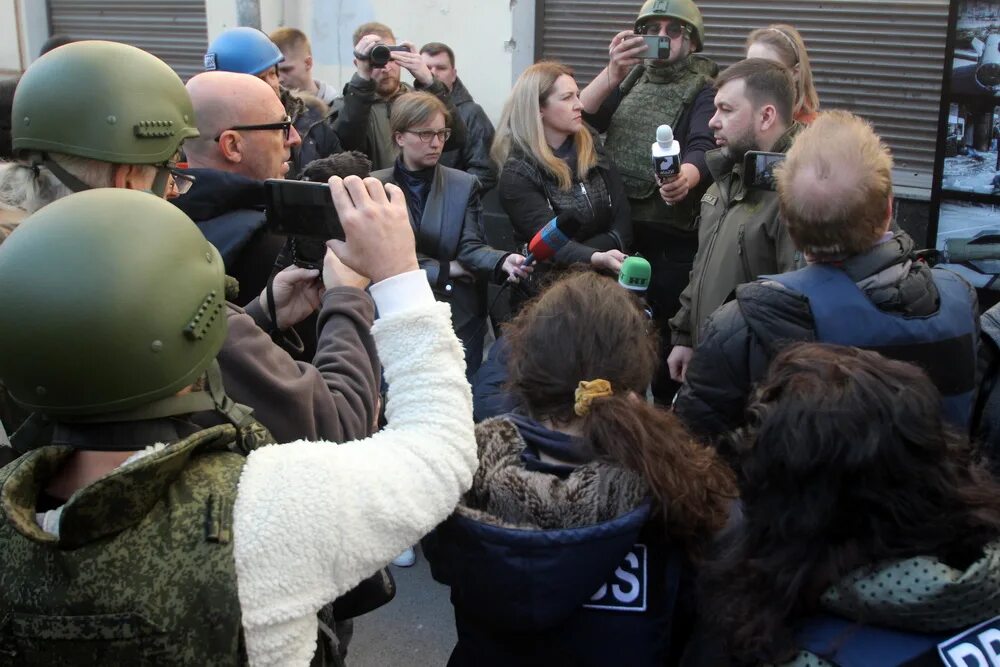 Последние новости сми украины на украинском. Журналисты на Донбассе. Иностранные журналисты на Донбассе. Американский журналист на Донбассе. Иностранные журналисты в ДНР И ЛНР.