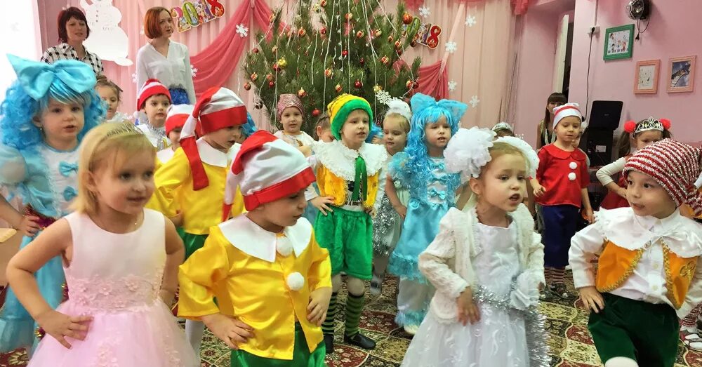Малыши в садике. Дети в детсаду. Ясельная группа в детском саду. Новый год в детском саду. Новогодние праздники в садике.