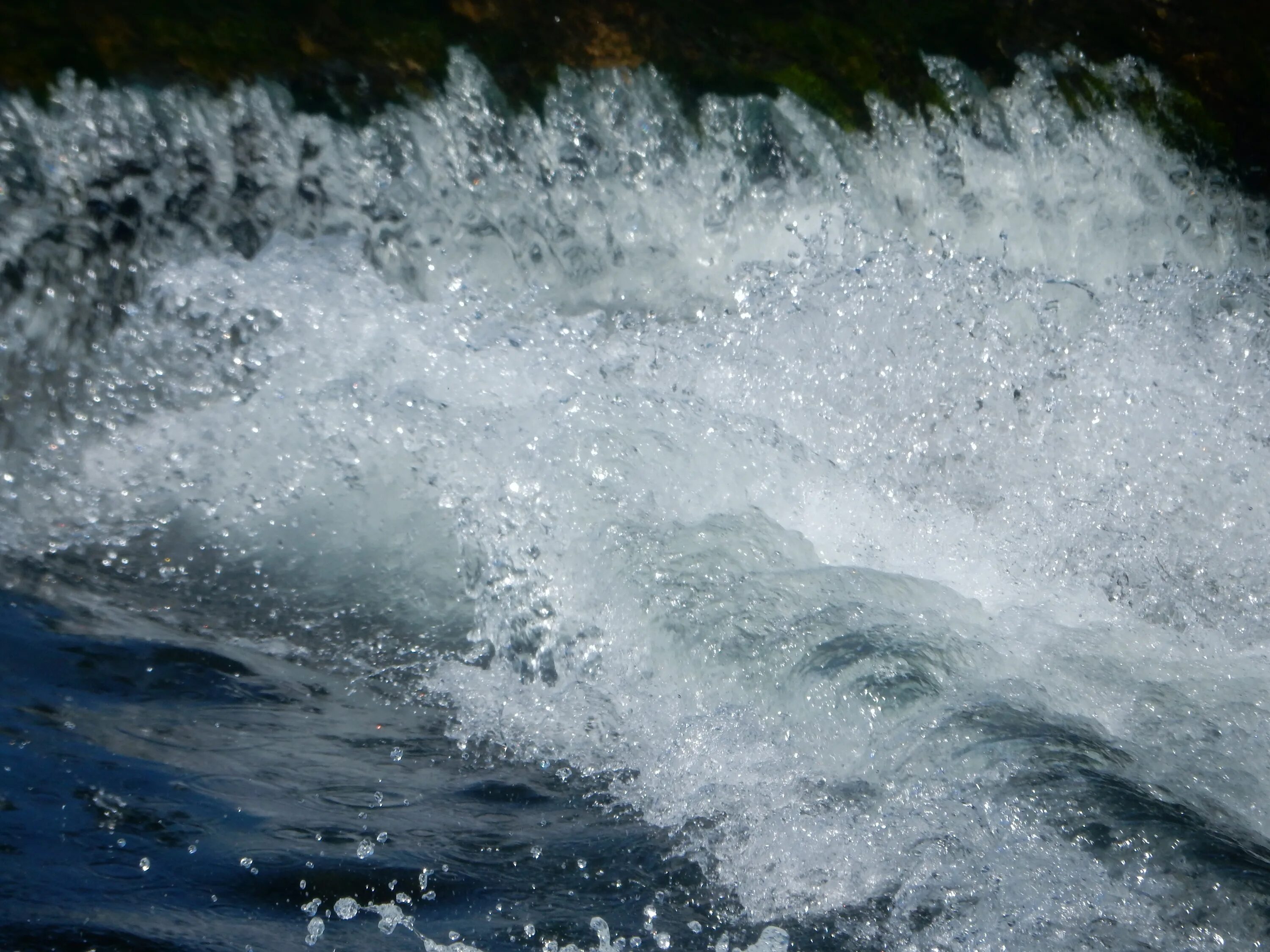 Всплеск воды. Водяная пена. Брызги воды с пеной. Пена на воде. Пена без воды