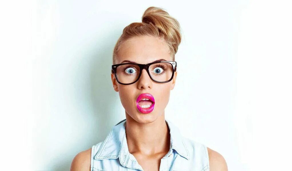 Девушка в шоке. Девушка удивление. Девушка эмоции. Удивленная модель. Барбара палвин эмоции.