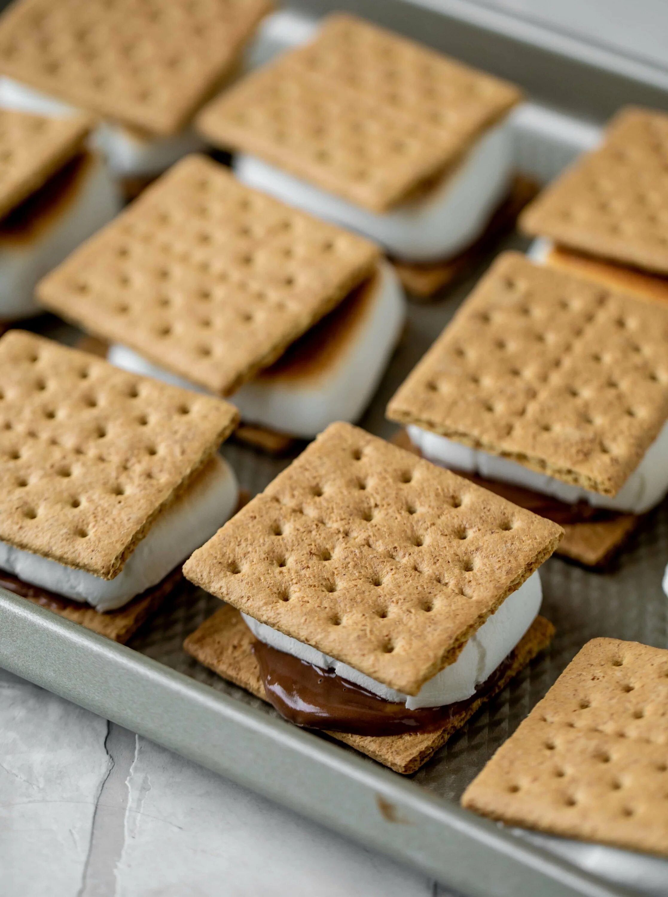Печенье. Печенье с маршмеллоу и шоколадом. Печенье сэндвич. Печенье квадратное.