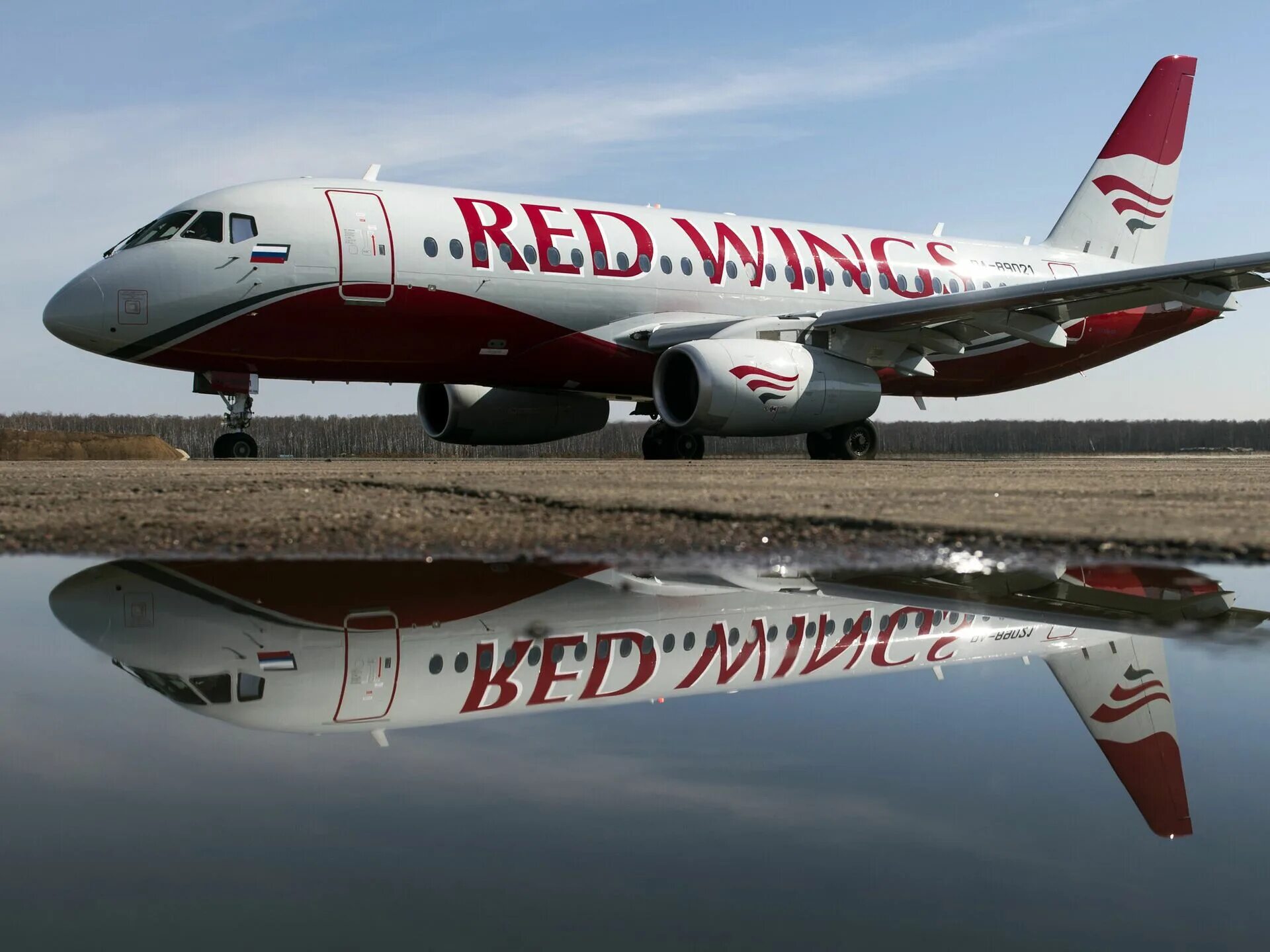 Редвингс авиа авиакомпания. Ред Вингс самолеты. SSJ 100 Red Wings Норильск. МС-21 ред Вингс. SSJ 100 Red Wings Анталья.