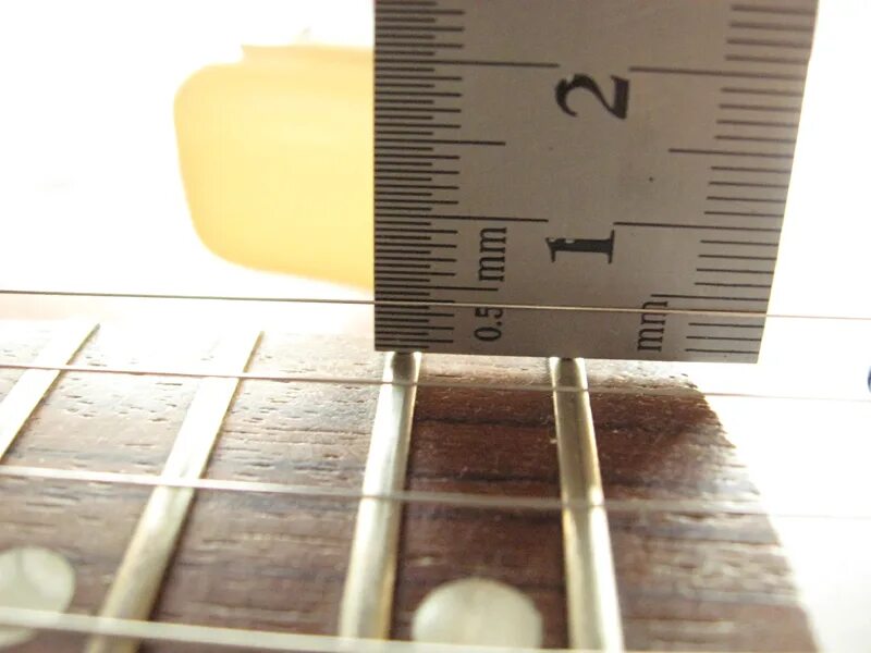 Высота струн над 12 ладом акустической гитары. Высота струн на бас гитаре над 12 ладом. Какое должно быть расстояние струн от грифа. Высота струн от 12 лада электрогитара. Высота струн на акустической гитаре.