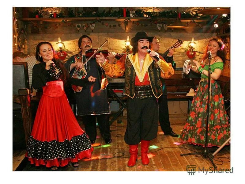 Цыганский ресторан. Выступление цыган в ресторане. Цыганский танец. А в ресторане а в ресторане а там гитары. Цыганский гитарист.