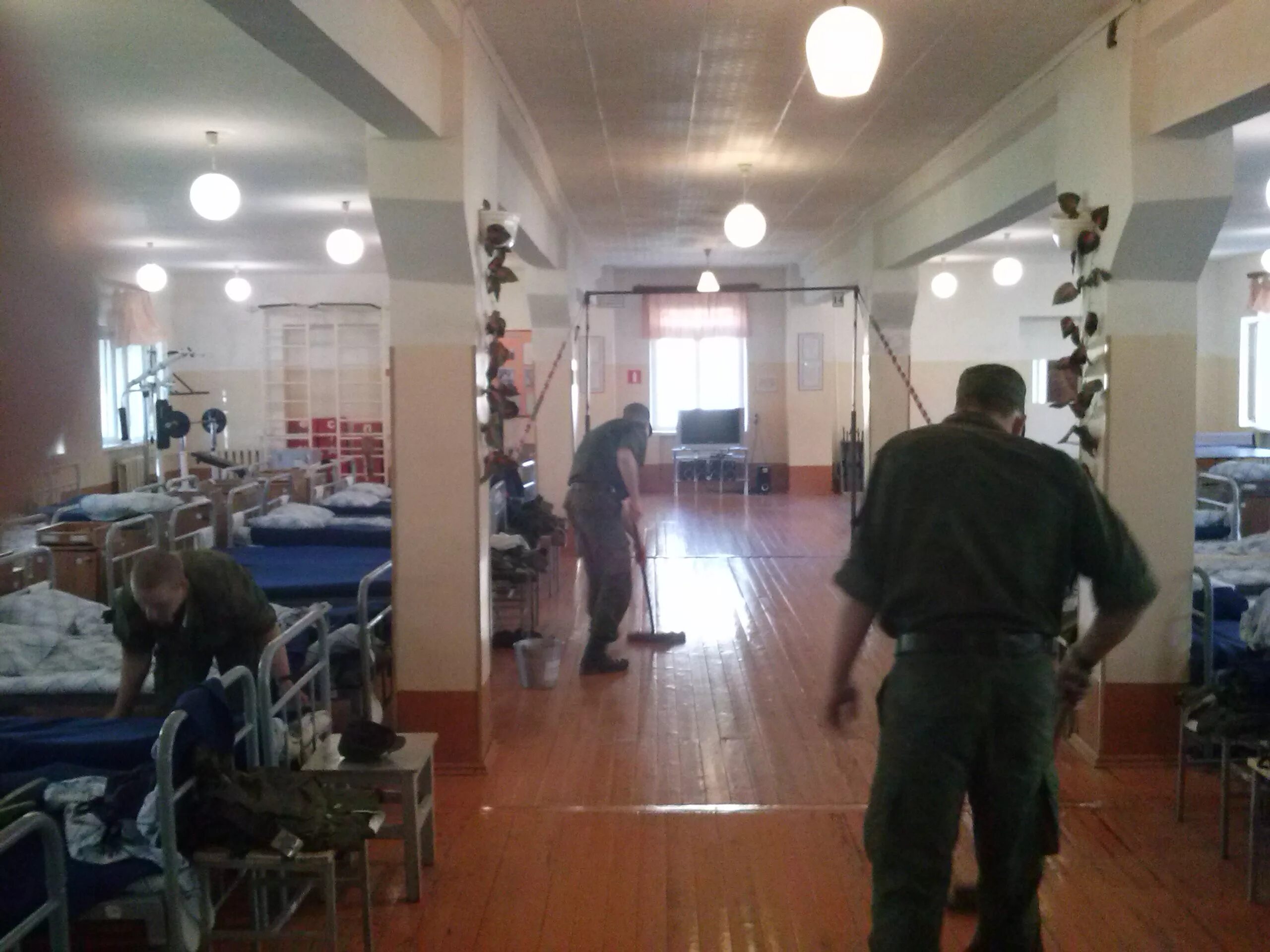 современная казарма. солдаты в казарме. солдаты в казарме. солдатская кровать заправленная. армейское построение.