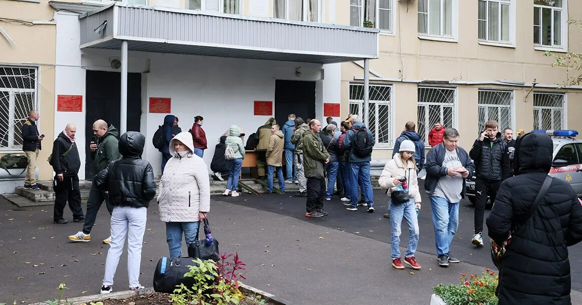 Очередь в военкомат. Очередь в военкомат в Москве. Мобилизация очередь в военкомат. Очереди на мобилизацию в Москве.