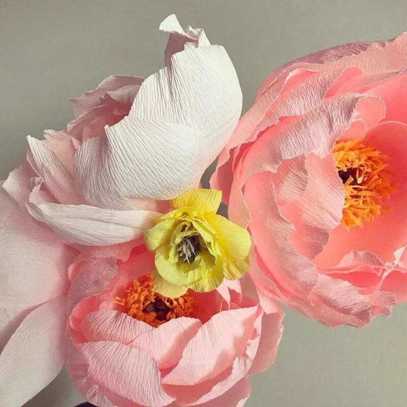 Цветы из гофрированной бумаги. Цветы из гофрированной бумаги. Цветы с гофрированной бумаги. Конфетный букет маки мастер класс. Цветы из гофробумаги мк.