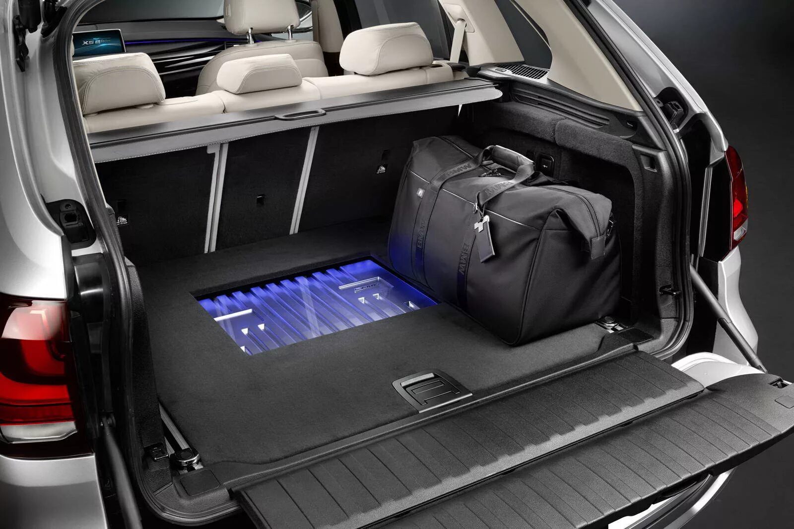 Bmw x5 2021 багажник. Bmw x5 e70 багажник. Bmw x5 2021 багажник. Багажник бмв х5 е70. Bmw x5 e53 комплектация багажника.