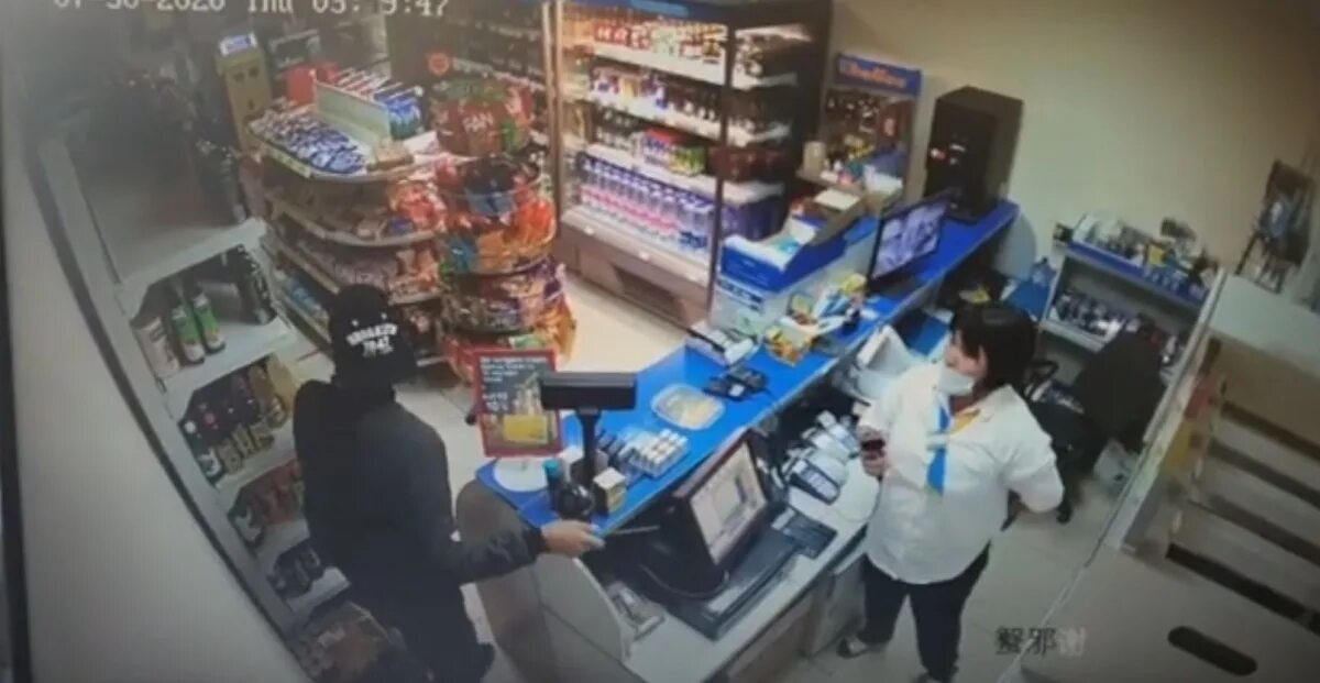 Гражданин н угрожая ножом кассиру. Ограбление магазина АЗС. Картинки разбойное нападение на продавца минимаркета.