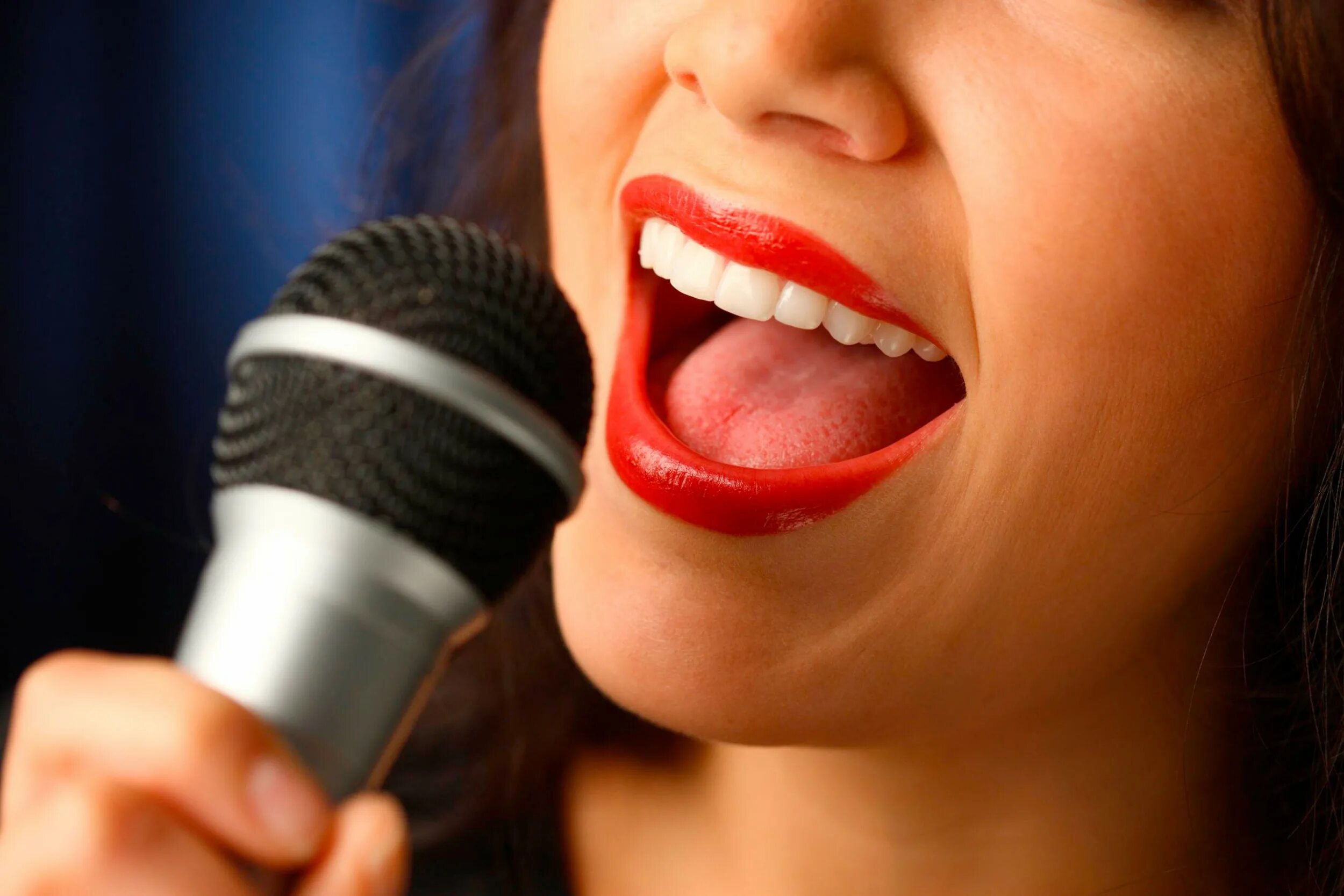 Пение без голоса. Человек поет. Поющие голоса. Красиво петь. Человек поет в микрофон.