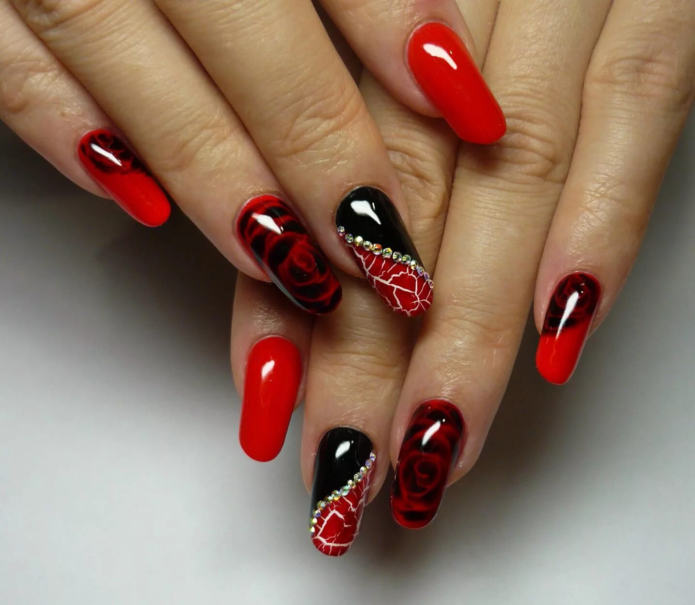 Большие красные ногти. Красные ногти. Маникюр красный с черным. Красивые ногти красные с черным. Маникюр черно красный.