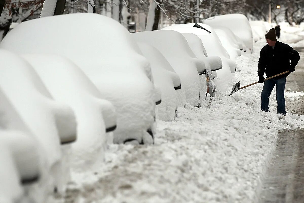 Огромные сугробы. Откапывает машину из снега. Куча снега. Машину засыпало снегом. Скоро сугробы