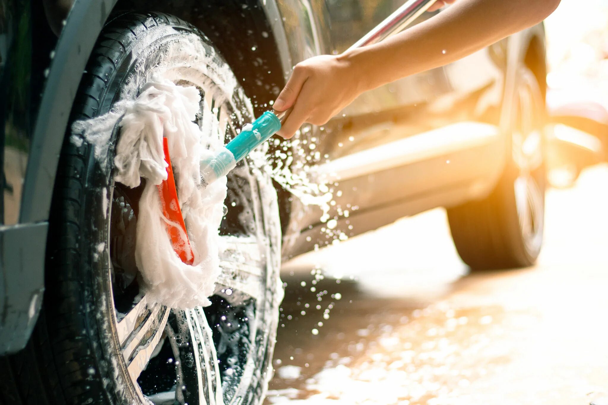 Мыть машину холодной водой. Мойка машины. Ручная мойка для автомобиля. Car Wash автомойка. Реклама мойки автомобилей.